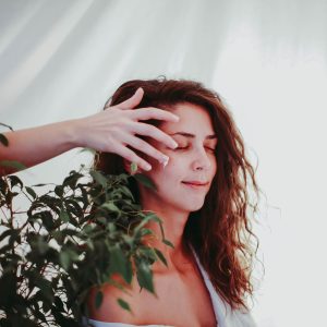 čista, minimalistička, svetla (koža, tekstura kreme, kap vode)