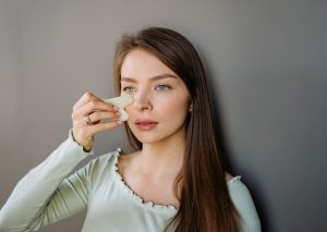 gua sha tehnika masaže lica pravilni pokreti