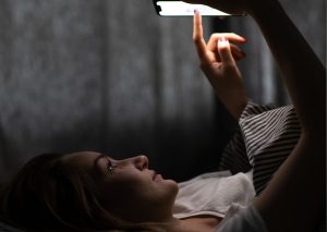 plava svjetlost ekrana i koža lica u večernjoj rutini