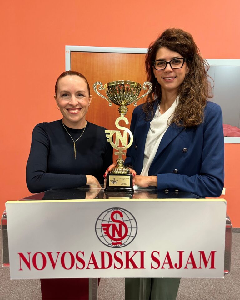 Mirna i Milica sa Velikim šampionskim peharom Novosadskog sajma