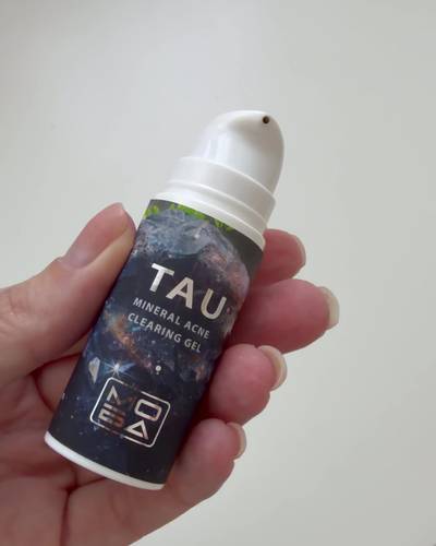 TAU Mineral acne clearing gel u ruci